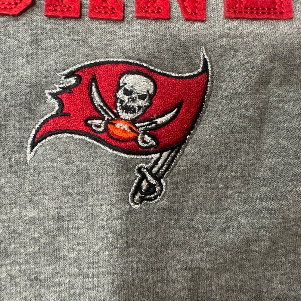 Tampa Bay Buccaneers Men’s Crewneck (2XL) Retails For $75 - Picture 3 of 10